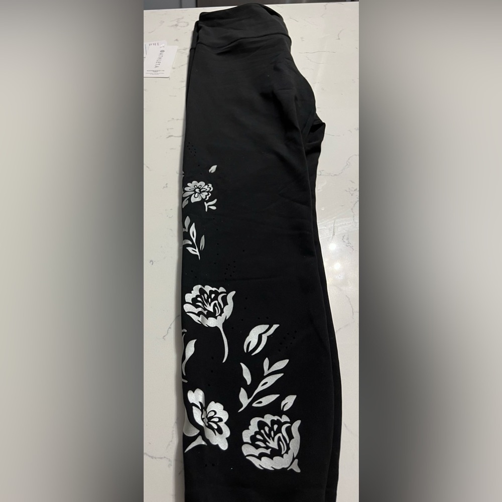 HTF Athlete Eyelet 7/8 leggings black size medium NWT